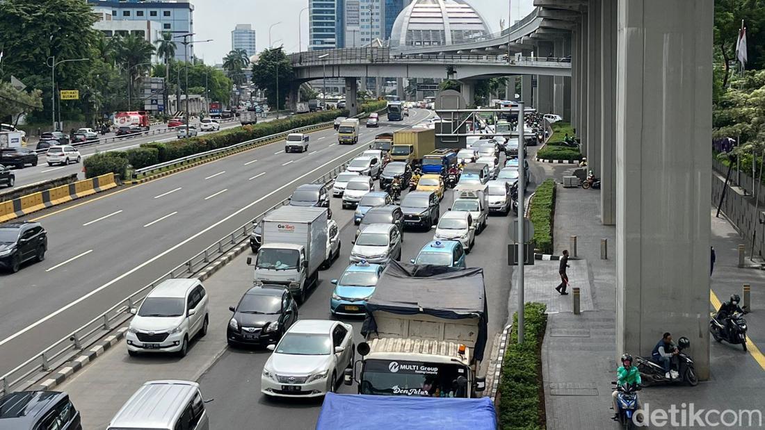 Awas Macet! Truk Dilarang Lewat Sini!